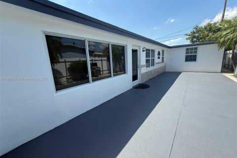 Villa ou maison à louer à Miami, Floride: 2 chambres, 169.83 m2 № 1964170 - photo 2