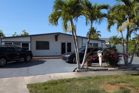 Villa ou maison à louer à Miami, Floride: 2 chambres, 169.83 m2 № 1964170 - photo 1