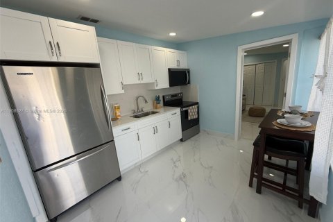 Villa ou maison à louer à Miami, Floride: 2 chambres, 169.83 m2 № 1964170 - photo 3