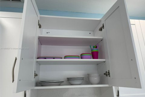 Villa ou maison à louer à Miami, Floride: 2 chambres, 169.83 m2 № 1964170 - photo 12