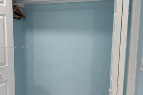 Villa ou maison à louer à Miami, Floride: 2 chambres, 169.83 m2 № 1964170 - photo 11