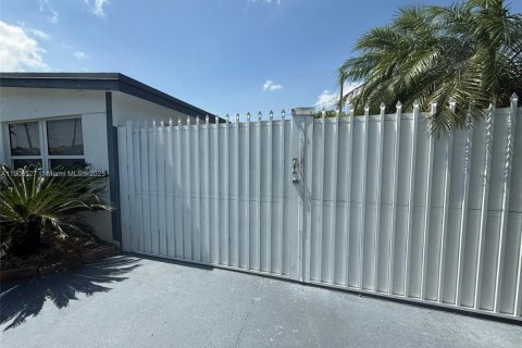 Villa ou maison à louer à Miami, Floride: 2 chambres, 169.83 m2 № 1964170 - photo 15