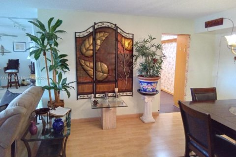 Condominio en venta en Pembroke Pines, Florida, 2 dormitorios № 1696006 - foto 11