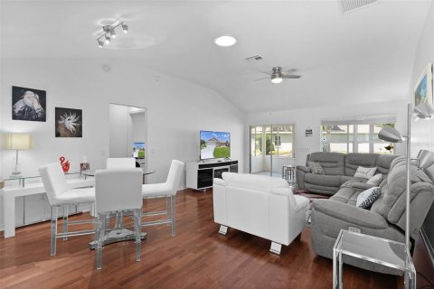 House in The Villages, Florida 3 bedrooms, 140.47 sq.m. № 2149286 - photo 13