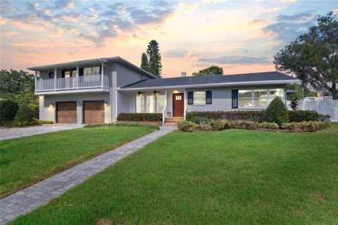 House in Winter Garden, Florida 5 bedrooms, 292.83 sq.m. № 1279892 - photo 1