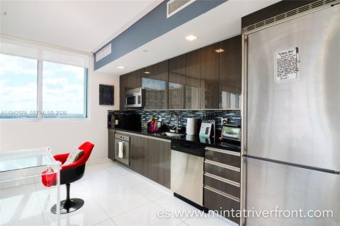 Condo in Miami, Florida, 2 bedrooms  № 2000459 - photo 4