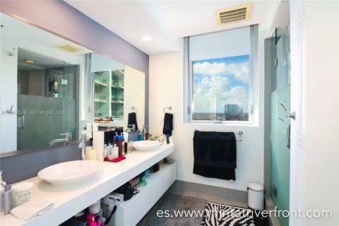 Condo in Miami, Florida, 2 bedrooms  № 2000459 - photo 11