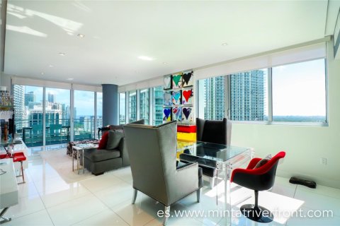 Condo in Miami, Florida, 2 bedrooms  № 2000459 - photo 5