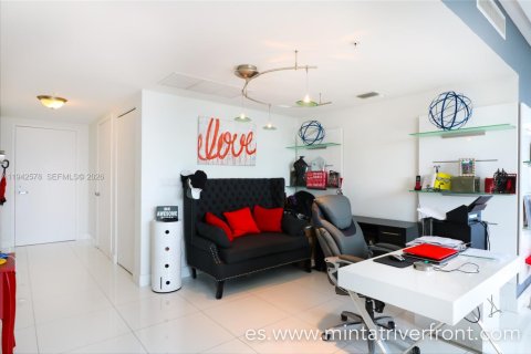 Condo in Miami, Florida, 2 bedrooms  № 2000459 - photo 3