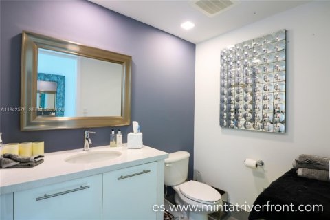 Condo in Miami, Florida, 2 bedrooms  № 2000459 - photo 14