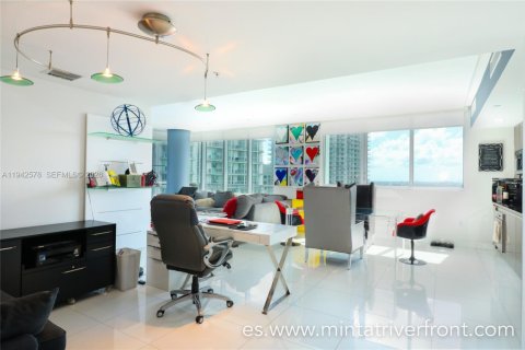 Condo in Miami, Florida, 2 bedrooms  № 2000459 - photo 2