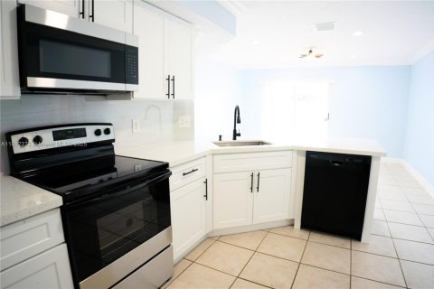 Townhouse in Miramar, Florida 3 bedrooms, 143.72 sq.m. № 1772393 - photo 11