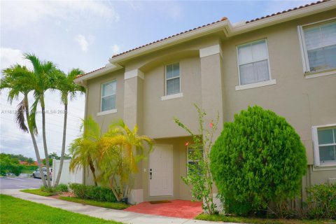 Townhouse in Miramar, Florida 3 bedrooms, 143.72 sq.m. № 1772393 - photo 1