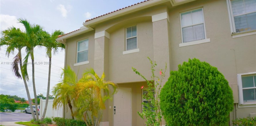 Townhouse in Miramar, Florida 3 bedrooms, 143.72 sq.m. № 1772393