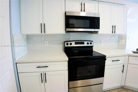 Townhouse in Miramar, Florida 3 bedrooms, 143.72 sq.m. № 1772393 - photo 10