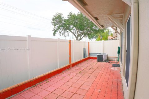 Townhouse in Miramar, Florida 3 bedrooms, 143.72 sq.m. № 1772393 - photo 30
