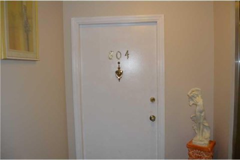 Condo in Hollywood, Florida, 1 bedroom  № 823165 - photo 1