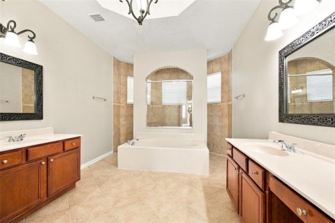 House in Winter Springs, Florida 4 bedrooms, 295.43 sq.m. № 2416469 - photo 18