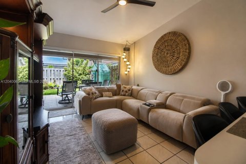 Casa en venta en Miami, Florida, 4 dormitorios, 157.28 m2 № 2087915 - foto 12