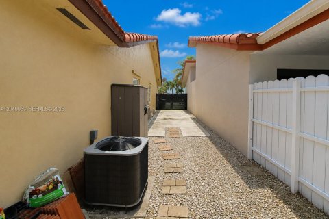 Casa en venta en Miami, Florida, 4 dormitorios, 157.28 m2 № 2087915 - foto 27
