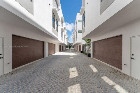 Townhouse in Miami, Florida 3 bedrooms, 202.62 sq.m. № 1953668 - photo 22