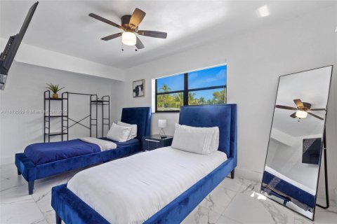 House in Miami, Florida 4 bedrooms, 154.96 sq.m. № 1928754 - photo 17