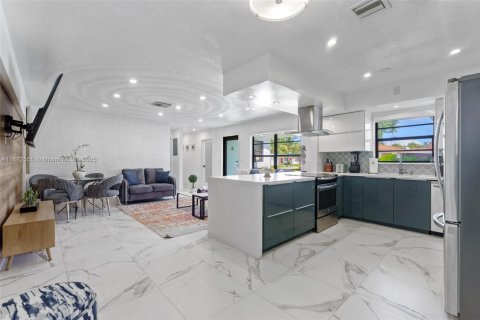 House in Miami, Florida 4 bedrooms, 154.96 sq.m. № 1928754 - photo 8