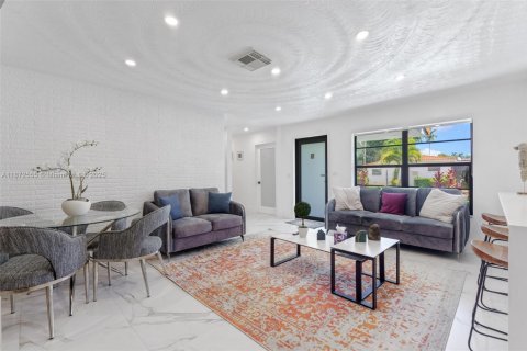 House in Miami, Florida 4 bedrooms, 154.96 sq.m. № 1928754 - photo 5