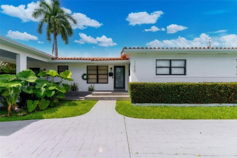 House in Miami, Florida 4 bedrooms, 154.96 sq.m. № 1928754 - photo 3