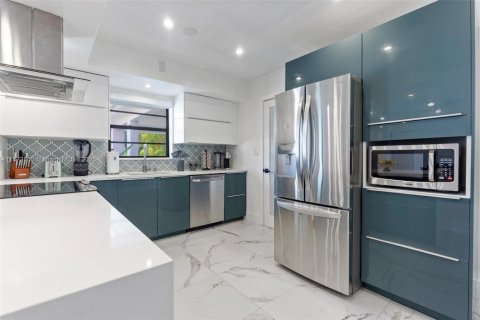 House in Miami, Florida 4 bedrooms, 154.96 sq.m. № 1928754 - photo 9