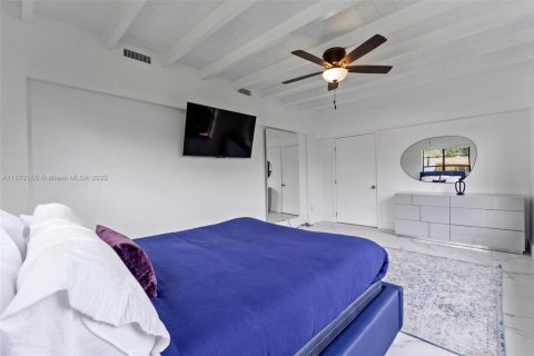House in Miami, Florida 4 bedrooms, 154.96 sq.m. № 1928754 - photo 16