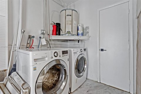 House in Miami, Florida 4 bedrooms, 154.96 sq.m. № 1928754 - photo 28