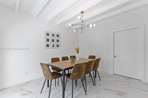 House in Miami, Florida 4 bedrooms, 154.96 sq.m. № 1928754 - photo 13
