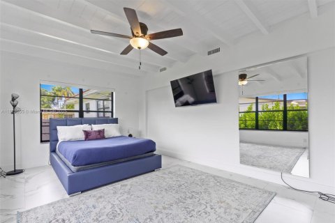 House in Miami, Florida 4 bedrooms, 154.96 sq.m. № 1928754 - photo 15