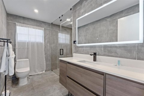 House in Miami, Florida 4 bedrooms, 154.96 sq.m. № 1928754 - photo 26