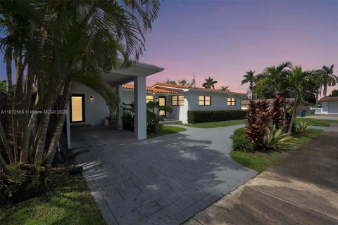 House in Miami, Florida 4 bedrooms, 154.96 sq.m. № 1928754 - photo 1