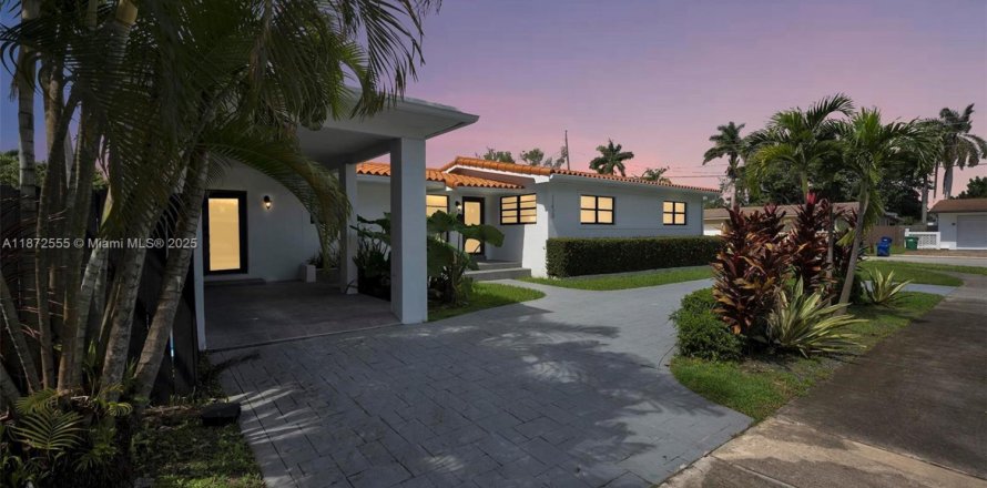 House in Miami, Florida 4 bedrooms, 154.96 sq.m. № 1928754