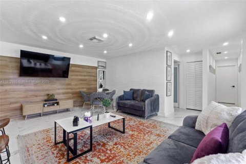 House in Miami, Florida 4 bedrooms, 154.96 sq.m. № 1928754 - photo 7