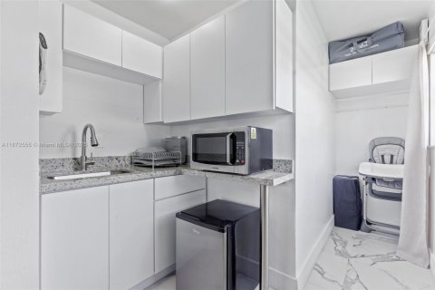 House in Miami, Florida 4 bedrooms, 154.96 sq.m. № 1928754 - photo 25