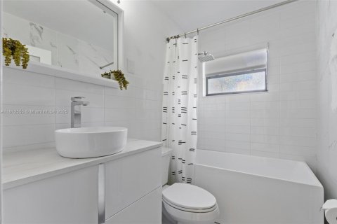 House in Miami, Florida 4 bedrooms, 154.96 sq.m. № 1928754 - photo 21