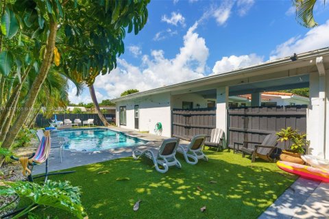 House in Miami, Florida 4 bedrooms, 154.96 sq.m. № 1928754 - photo 30