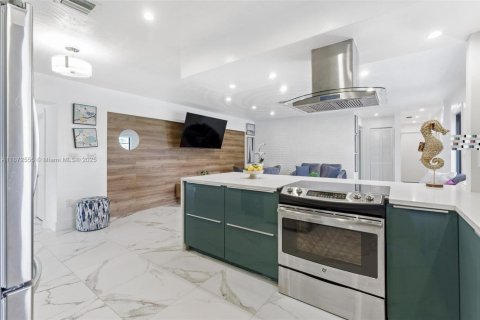 House in Miami, Florida 4 bedrooms, 154.96 sq.m. № 1928754 - photo 10