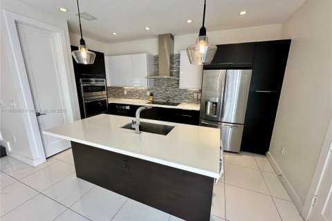 Townhouse in LANDMARK in Doral, Florida 4 bedrooms, 172.98 sq.m. № 1858641 - photo 19
