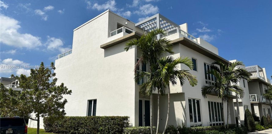 Townhouse in LANDMARK in Doral, Florida 4 bedrooms, 172.98 sq.m. № 1858641