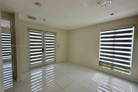 Townhouse in LANDMARK in Doral, Florida 4 bedrooms, 172.98 sq.m. № 1858641 - photo 15