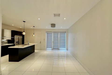 Townhouse in LANDMARK in Doral, Florida 4 bedrooms, 172.98 sq.m. № 1858641 - photo 18