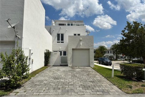 Townhouse in LANDMARK in Doral, Florida 4 bedrooms, 172.98 sq.m. № 1858641 - photo 4