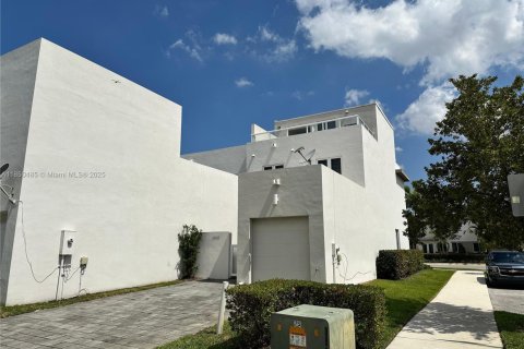 Townhouse in LANDMARK in Doral, Florida 4 bedrooms, 172.98 sq.m. № 1858641 - photo 2