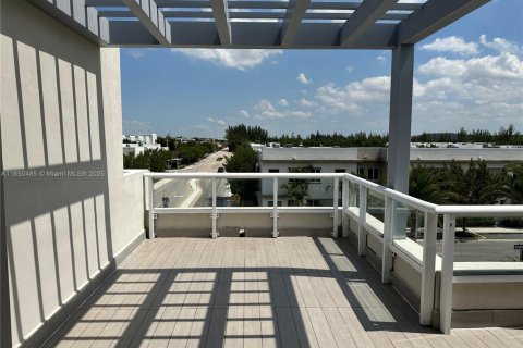 Townhouse in LANDMARK in Doral, Florida 4 bedrooms, 172.98 sq.m. № 1858641 - photo 9