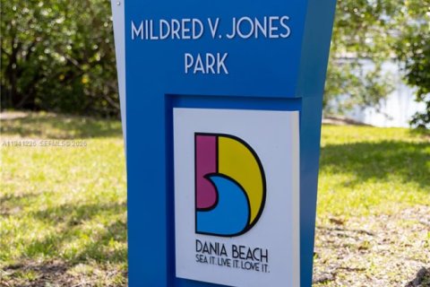 House in Dania Beach, Florida 3 bedrooms, 95.04 sq.m. № 2003735 - photo 27